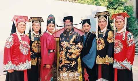 《包青天》中的侦探调查团队